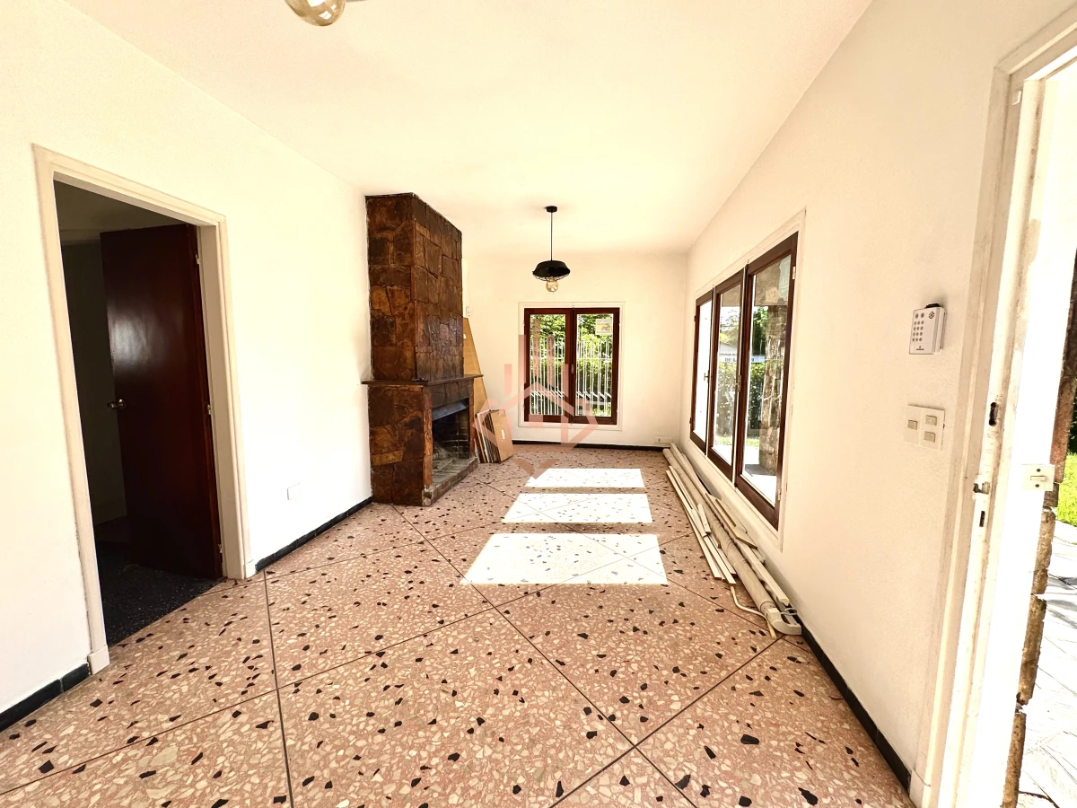 Venta Casa de 2 dormitorios cerca de playa mansa y servicios.