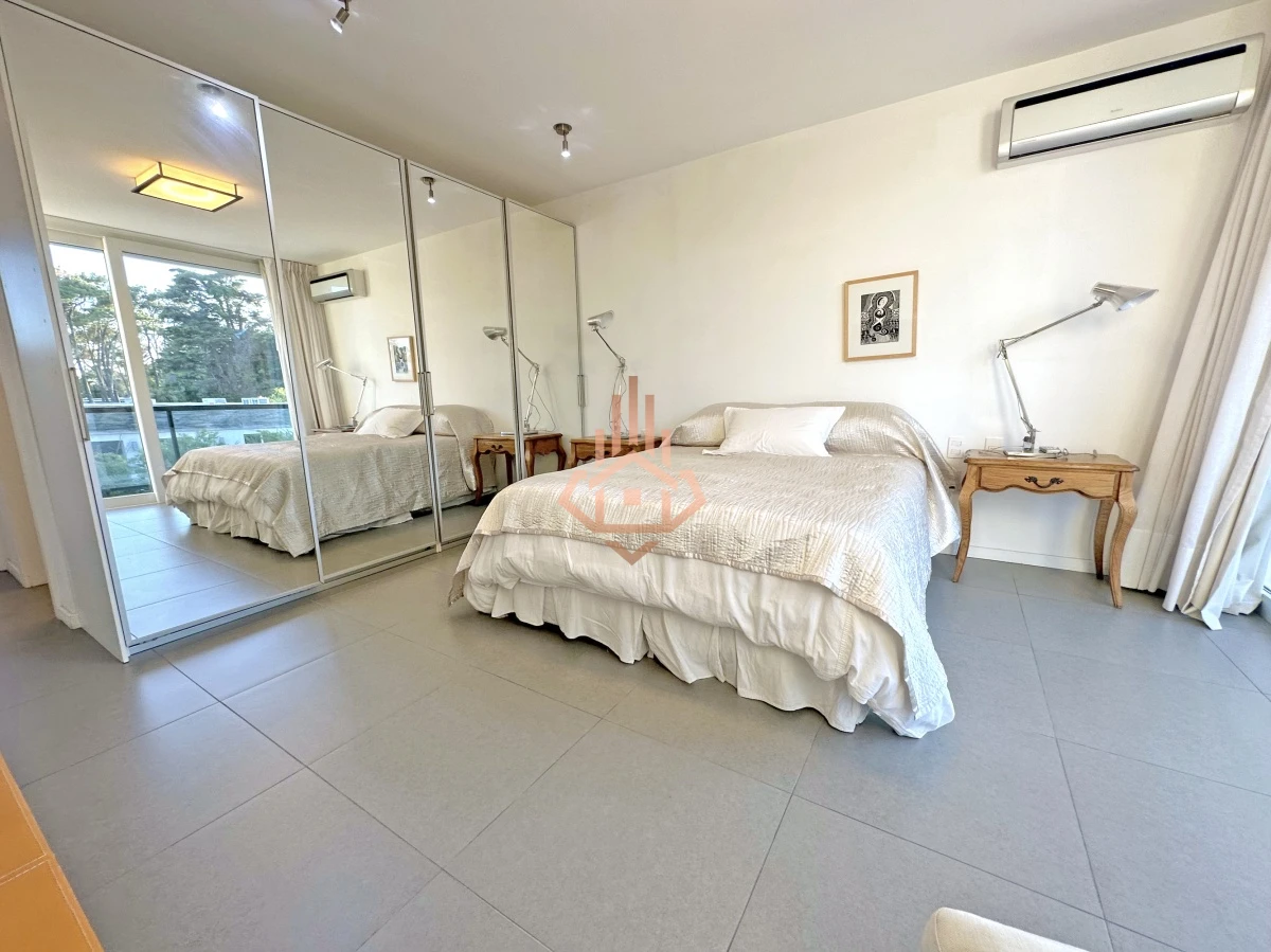 Venta Casa en Barrio Privado en playa mansa, 5 suites, piscina, losa radiante.