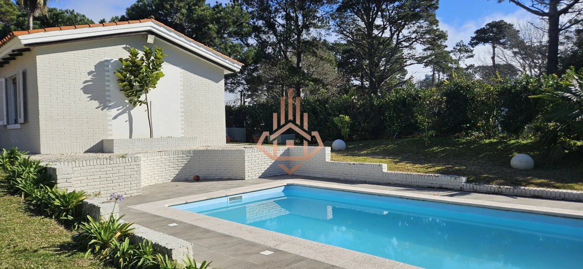 Se Alquila en Country Casa de 5 Cuartos y 4 Baños