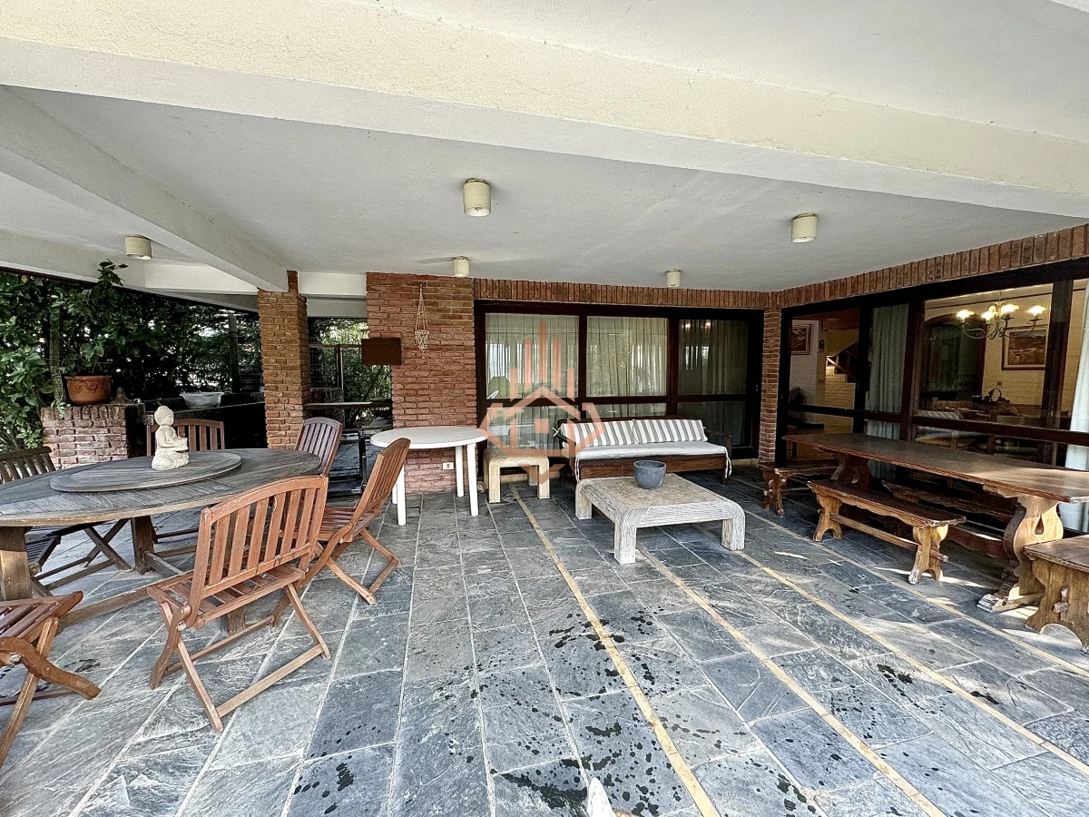 Casa, Venta 4 dormitorios mas dependencia, 2 master suite, Piscina, 1 cuadra de la playa Masa, Punta del Este.