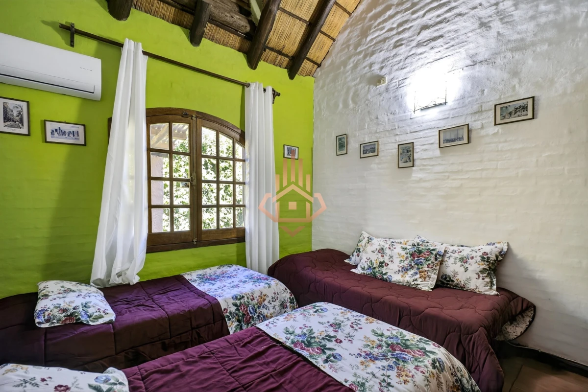 Casa En Venta De 5 Dormitorios , Dependencia