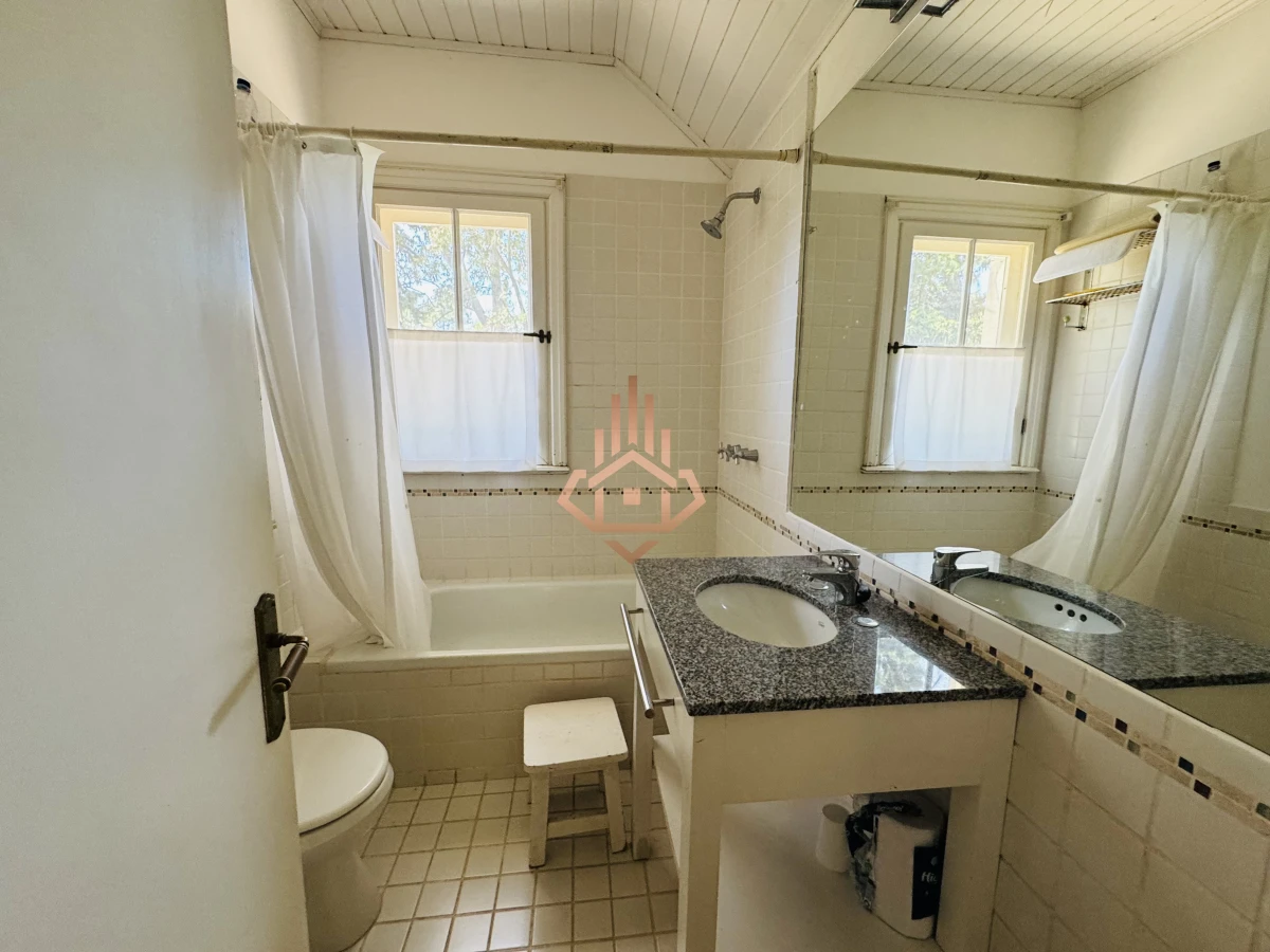 Venta casa en Barrio Privado de 5 dormitorios.