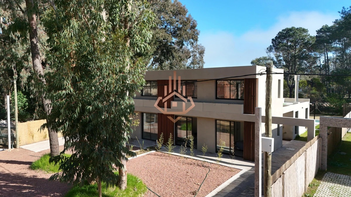 Residencia de Lujo en Barrio Privado de Solanas: Confort, Privacidad y Estilo Todo el Año