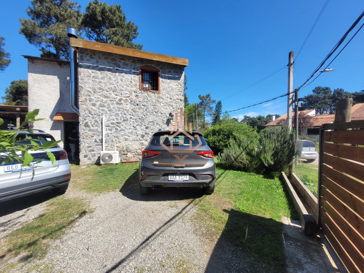 Venta de casa en Pinares terreno esquinero con gran potencial