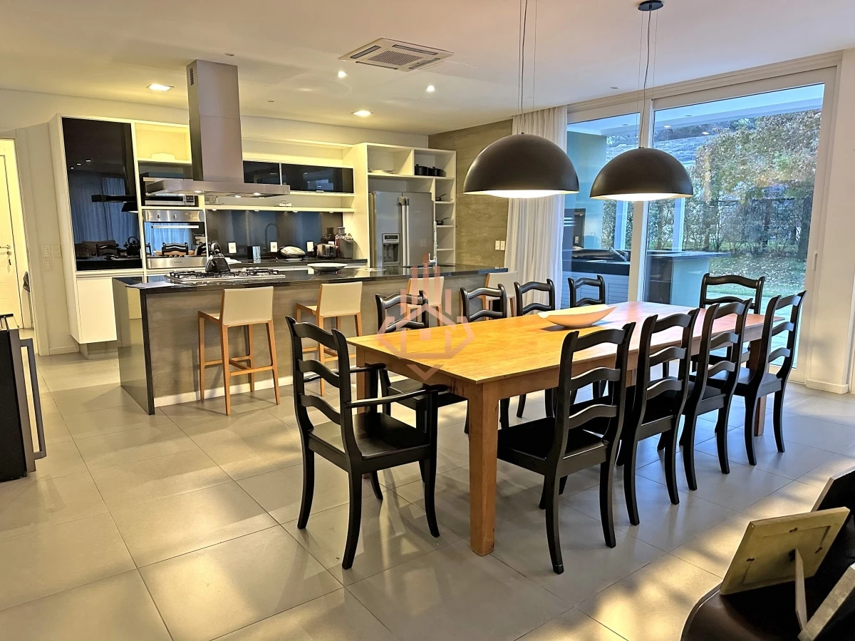 Venta Casa en Barrio Privado en playa mansa, 5 suites, piscina, losa radiante.