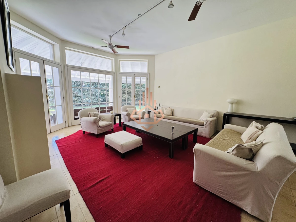 Venta casa en Barrio Privado de 5 dormitorios.