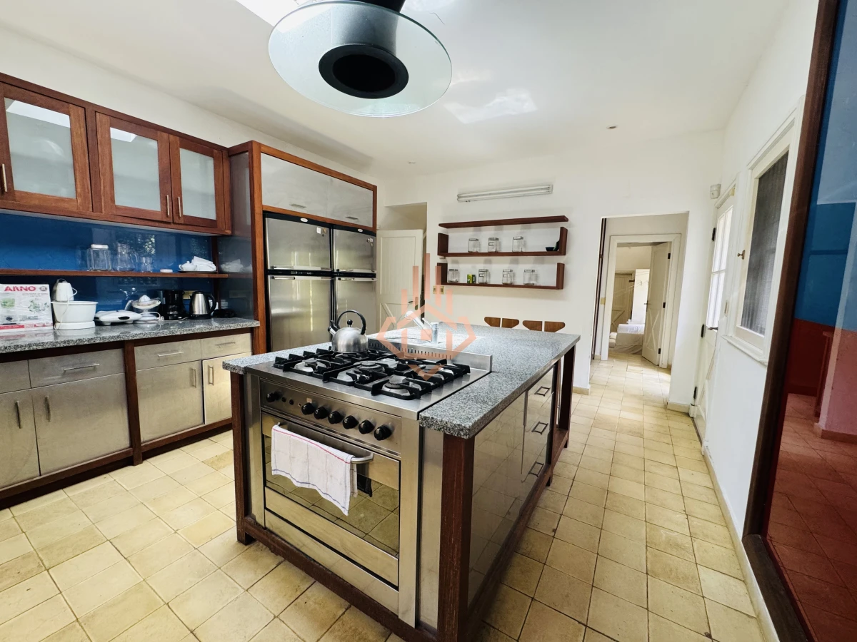 Venta casa en Barrio Privado de 5 dormitorios.