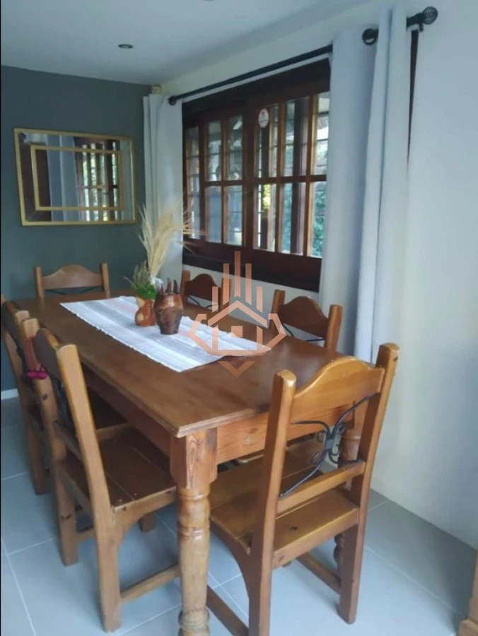 Casa en Pinares - 4 dormitorios y dependencia