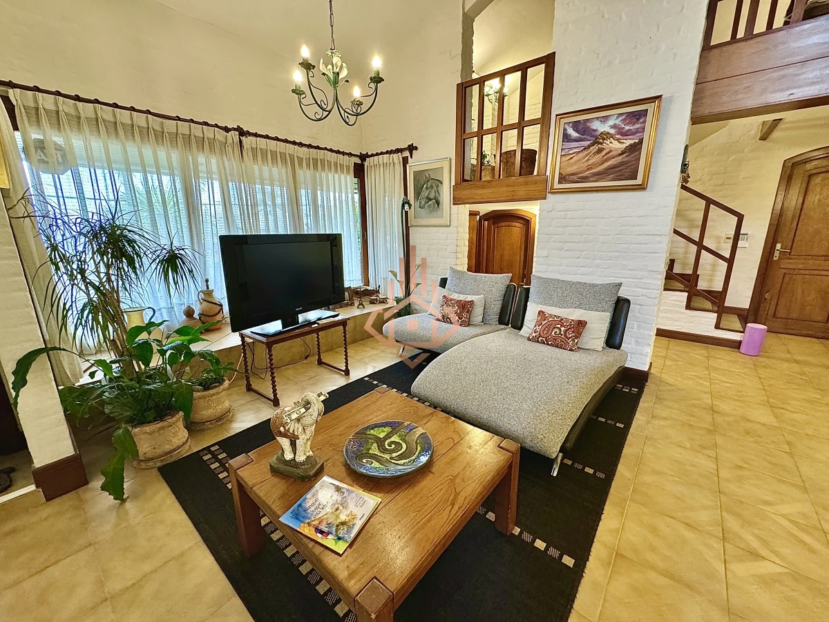 Casa, Venta 4 dormitorios mas dependencia, 2 master suite, Piscina, 1 cuadra de la playa Masa, Punta del Este.