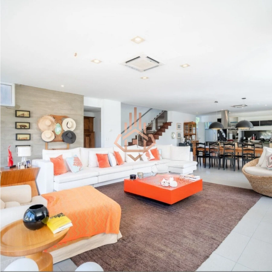 Venta Casa en Barrio Privado en playa mansa, 5 suites, piscina, losa radiante.