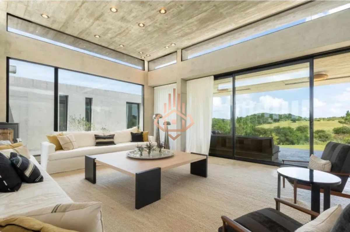 Se Vende Casa de 3 Dormitorios en suite en Barrio Privado en 4.400 metros de terreno - Foto 3