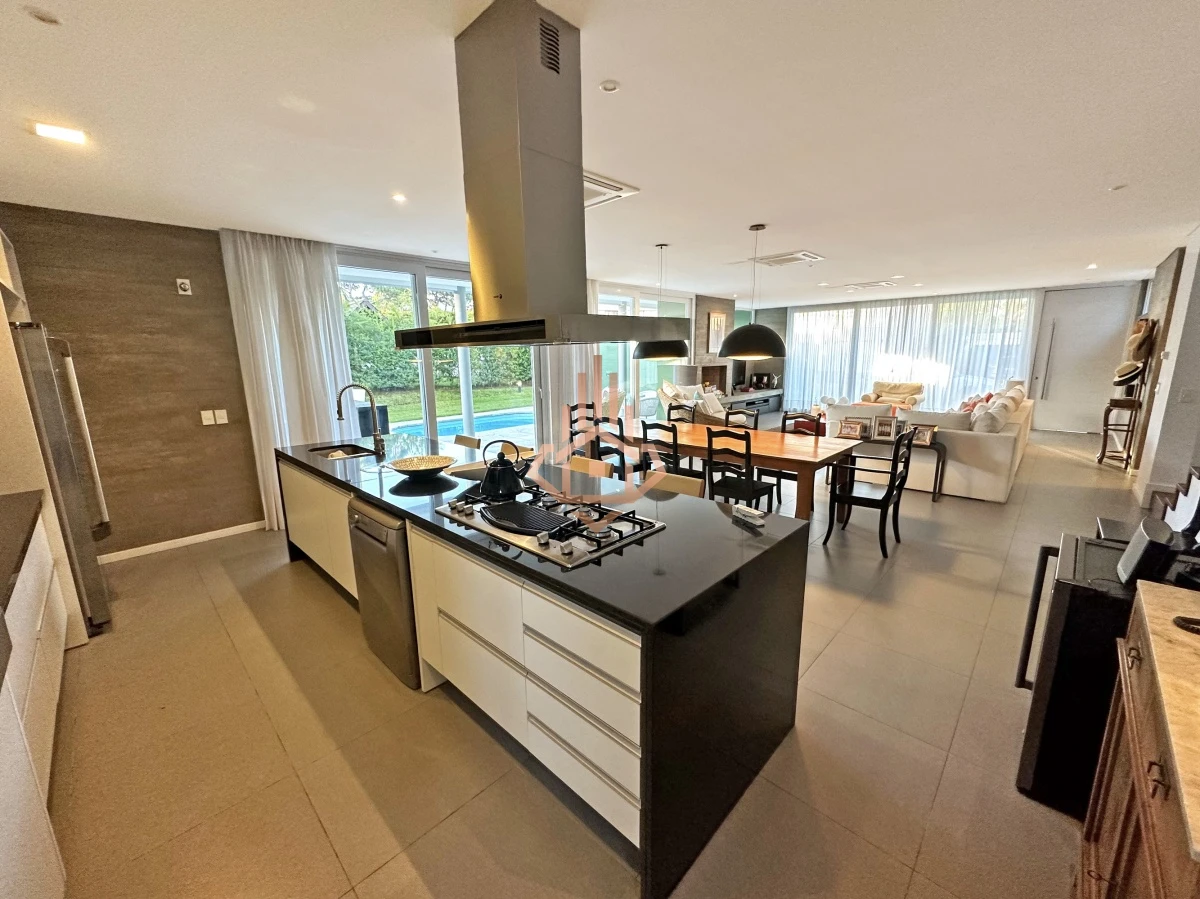 Venta Casa en Barrio Privado en playa mansa, 5 suites, piscina, losa radiante.