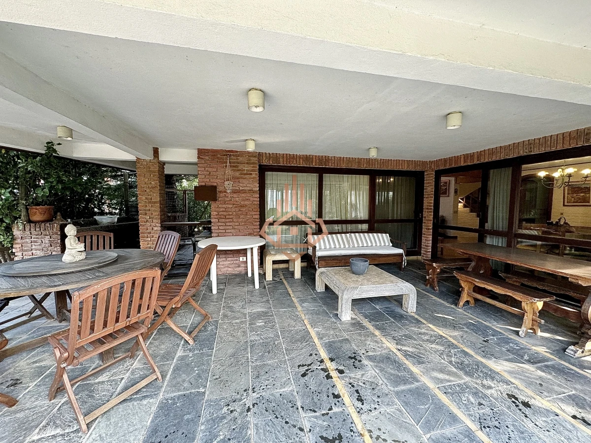 Casa, Venta 4 dormitorios mas dependencia, 2 master suite, Piscina, 1 cuadra de la playa Masa, Punta del Este.