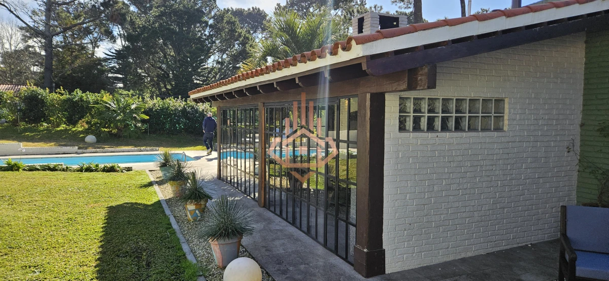 Se Alquila en Country Casa de 5 Cuartos y 4 Baños