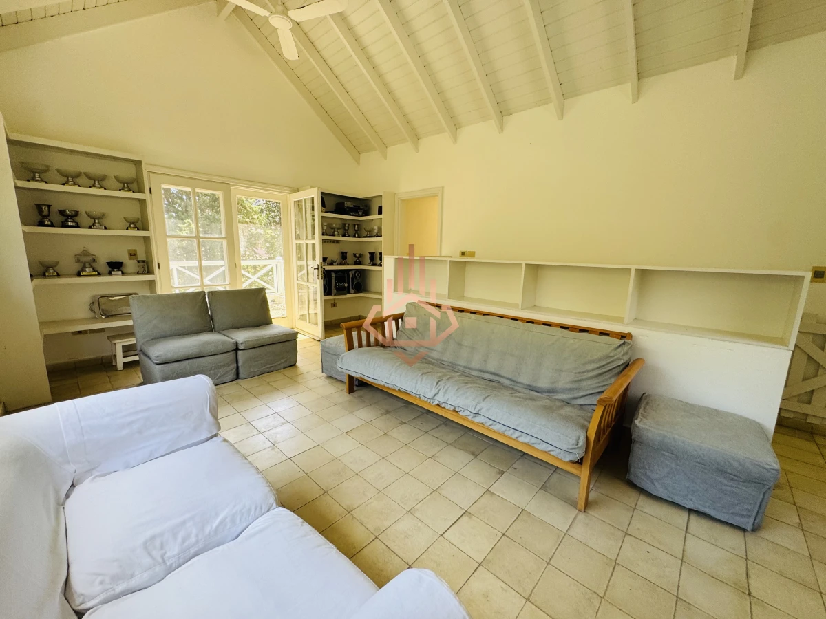 Venta casa en Barrio Privado de 5 dormitorios.