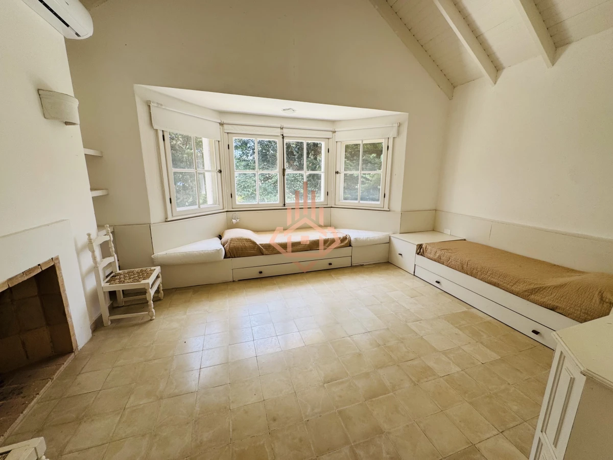 Venta casa en Barrio Privado de 5 dormitorios.