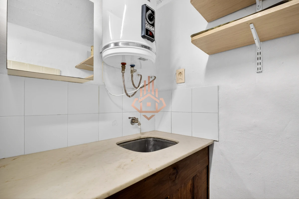 Casa En Venta De 5 Dormitorios , Dependencia