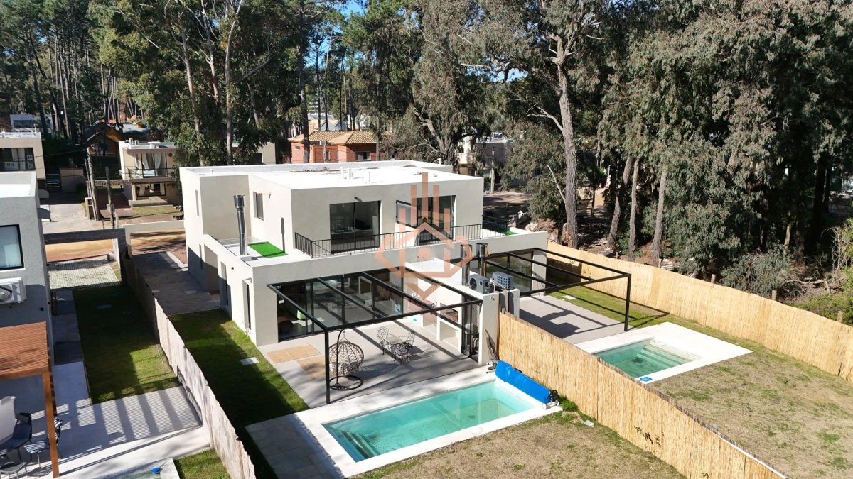 Residencia de Lujo en Barrio Privado de Solanas: Confort, Privacidad y Estilo Todo el Año