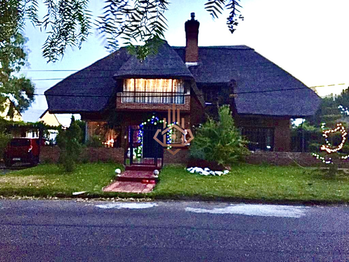 Alquiler de Temporada Casa 4 dormitorios y piscina climatizada a 500 metros del mar