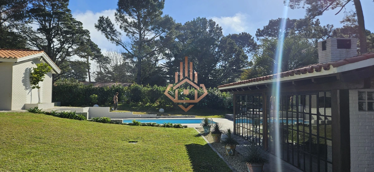 Se Alquila en Country Casa de 5 Cuartos y 4 Baños