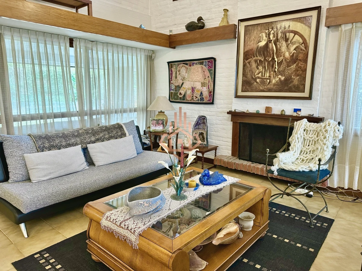 Casa, Venta 4 dormitorios mas dependencia, 2 master suite, Piscina, 1 cuadra de la playa Masa, Punta del Este.