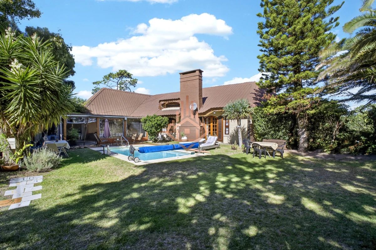 Casa En Venta De 5 Dormitorios , Dependencia