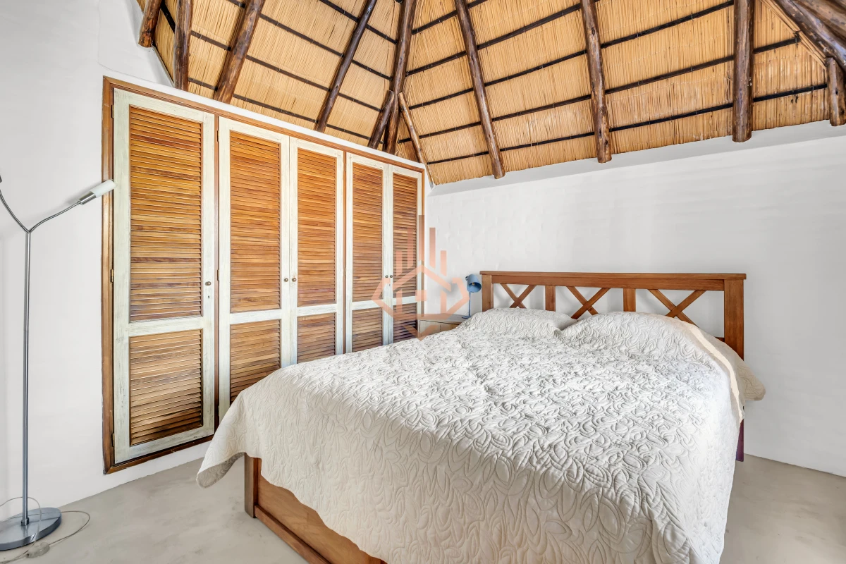 Casa en Venta en Playa Mansa P33 con 4 dormitorios (3 en suite) y 4 baños, Piscina y gran terreno a escasos 50mts del mar.