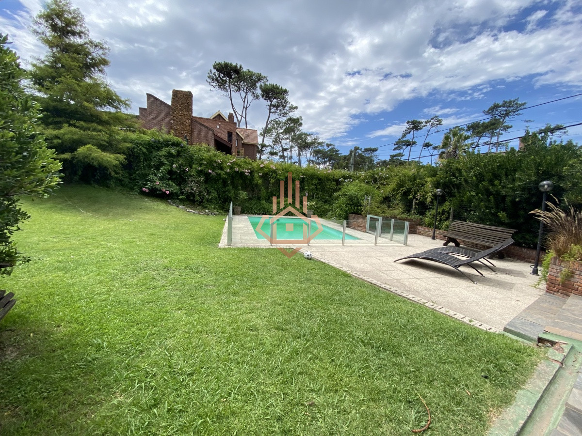 Casa, Venta 4 dormitorios mas dependencia, 2 master suite, Piscina, 1 cuadra de la playa Masa, Punta del Este. - LUX21092067C