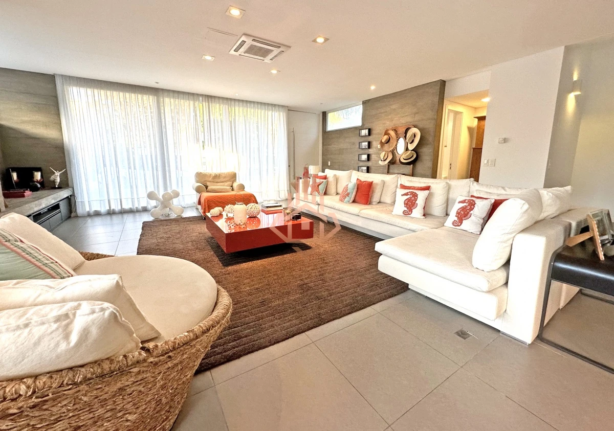 Venta Casa en Barrio Privado en playa mansa, 5 suites, piscina, losa radiante.