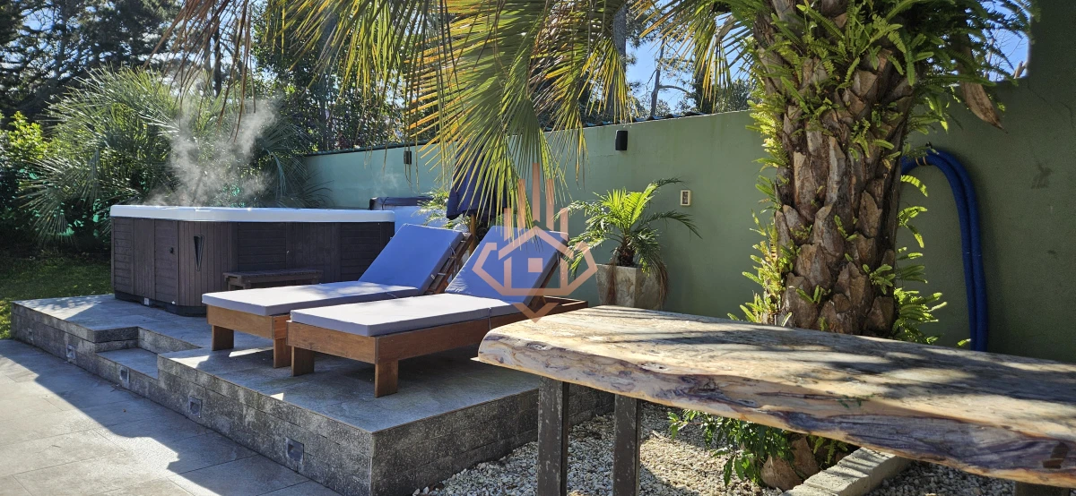 Se Alquila en Country Casa de 5 Cuartos y 4 Baños