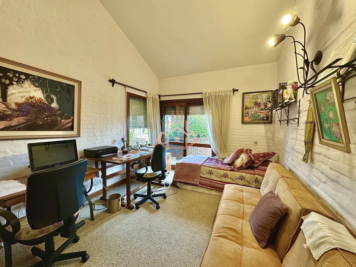 Casa, Venta 4 dormitorios mas dependencia, 2 master suite, Piscina, 1 cuadra de la playa Masa, Punta del Este.