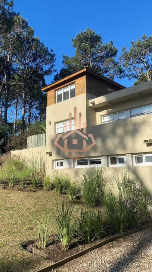 Se Vende espectacular casa en Barrio Privado de 5 dormitorios mas dependencia - Foto 2