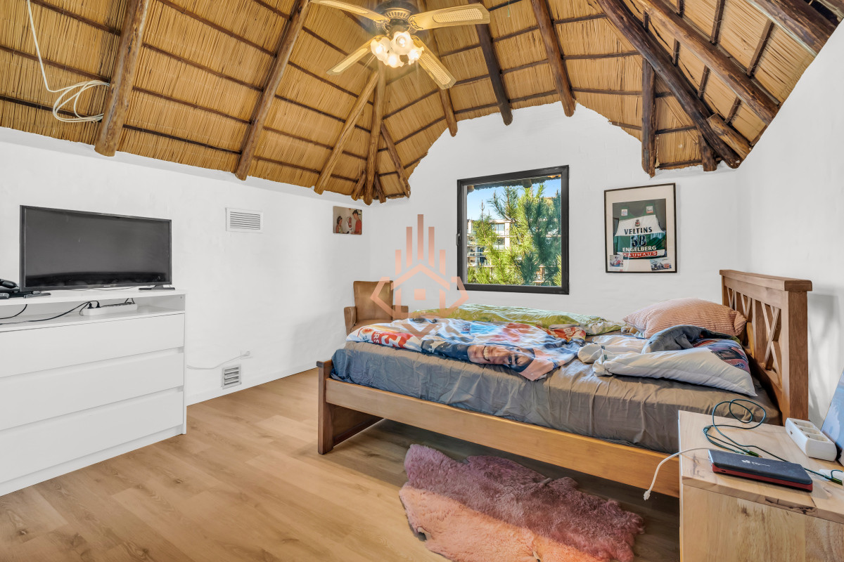 Casa en Venta en Playa Mansa P33 con 4 dormitorios (3 en suite) y 4 baños, Piscina y gran terreno a escasos 50mts del mar.