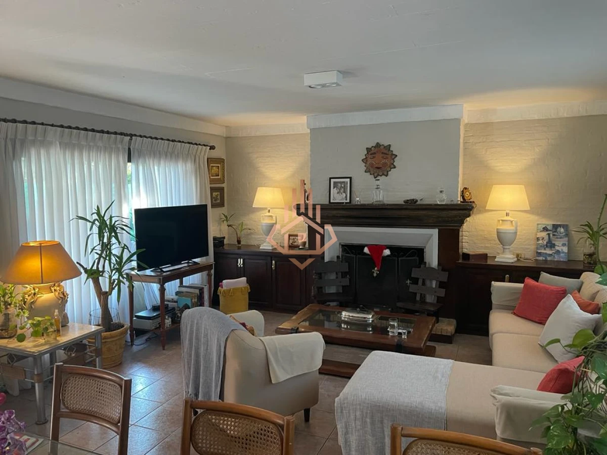 Casa en venta  alquiler 4 dormitorios, 2 dormitorios en suite. Piscina amplio JardÃ­n Barrio Marly