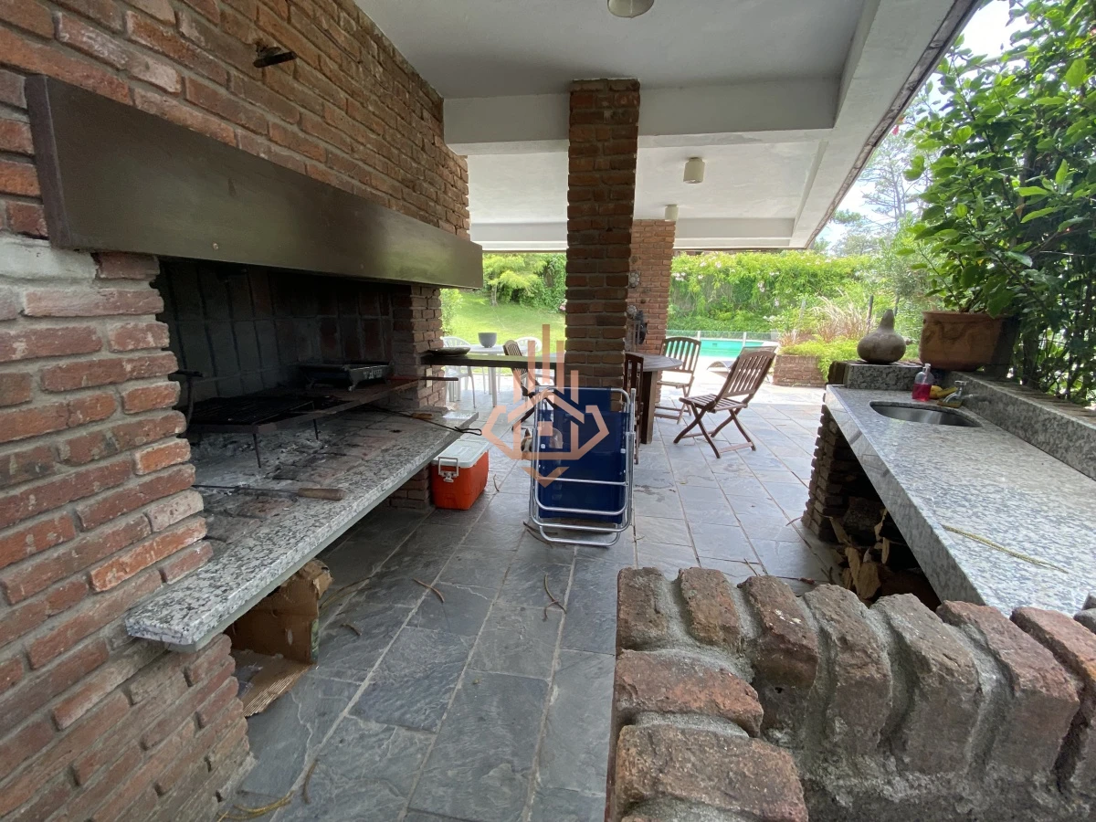 Casa, Venta 4 dormitorios mas dependencia, 2 master suite, Piscina, 1 cuadra de la playa Masa, Punta del Este.