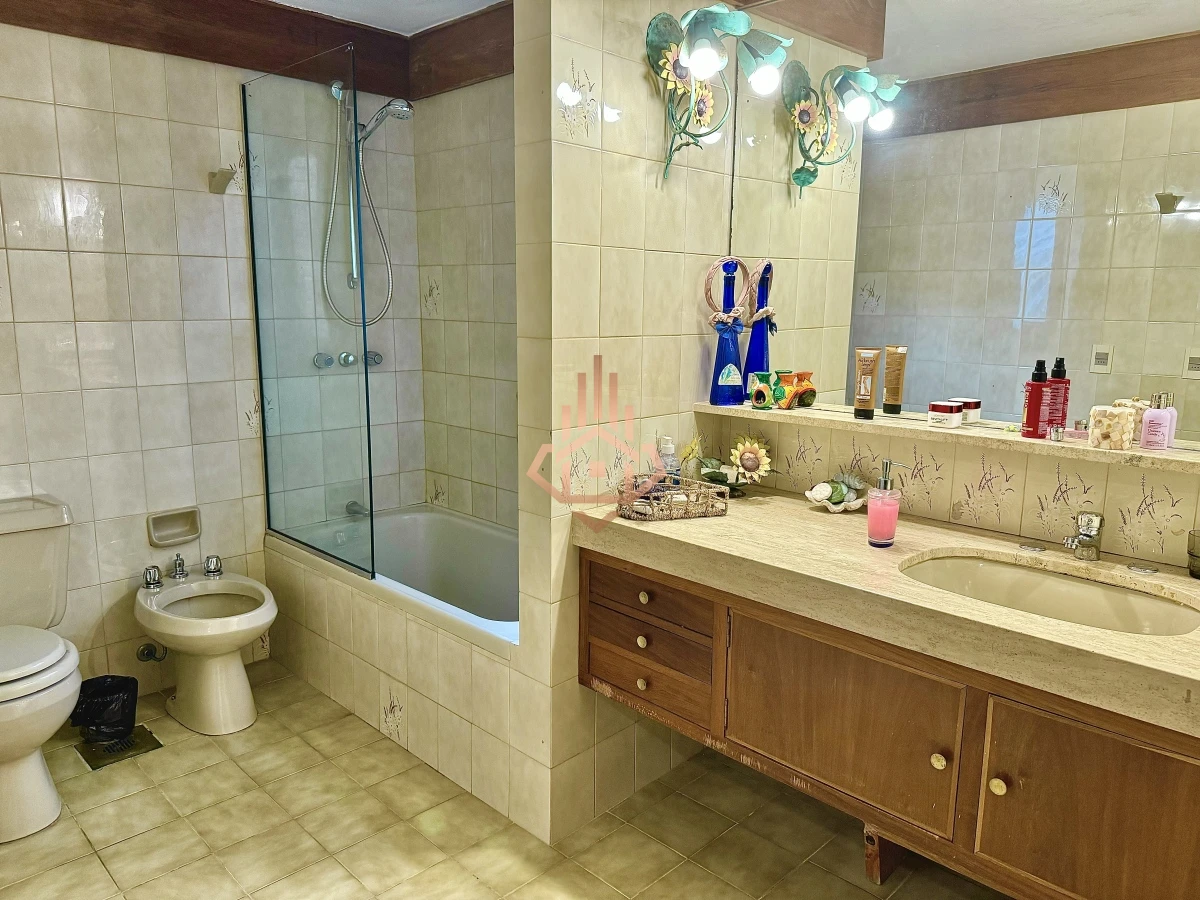 Casa, Venta 4 dormitorios mas dependencia, 2 master suite, Piscina, 1 cuadra de la playa Masa, Punta del Este.