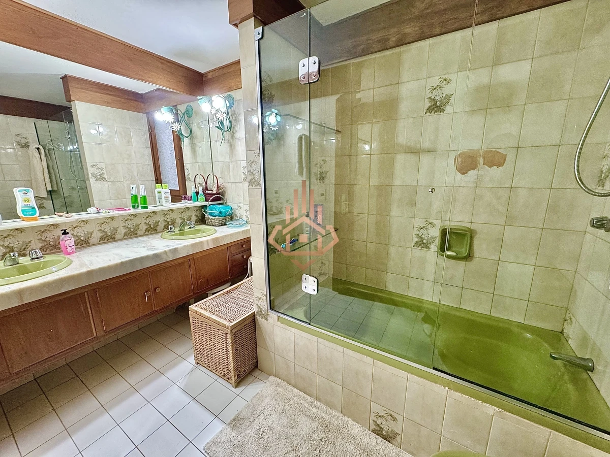 Casa, Venta 4 dormitorios mas dependencia, 2 master suite, Piscina, 1 cuadra de la playa Masa, Punta del Este.