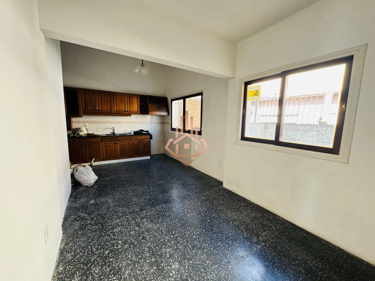 Venta Casa de 2 dormitorios cerca de playa mansa y servicios.