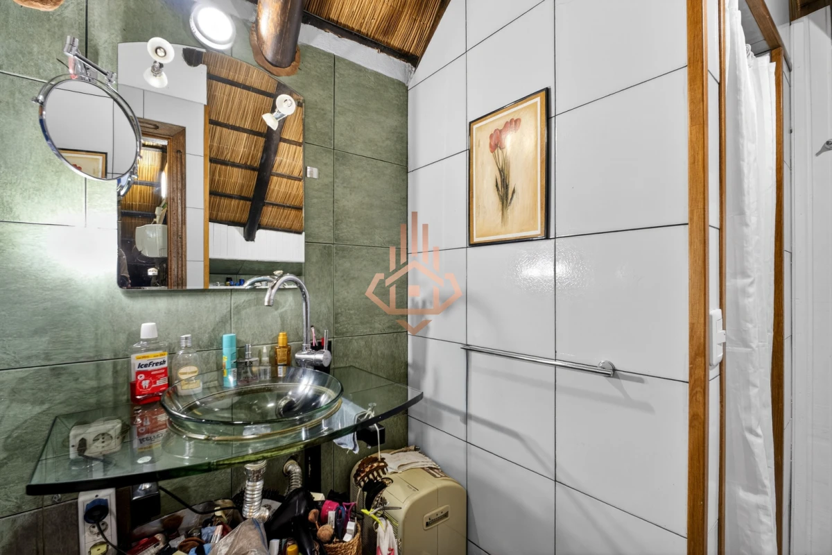 Casa En Venta De 5 Dormitorios , Dependencia