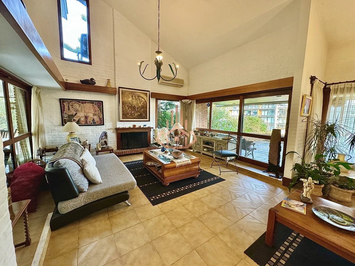 Casa, Venta 4 dormitorios mas dependencia, 2 master suite, Piscina, 1 cuadra de la playa Masa, Punta del Este.