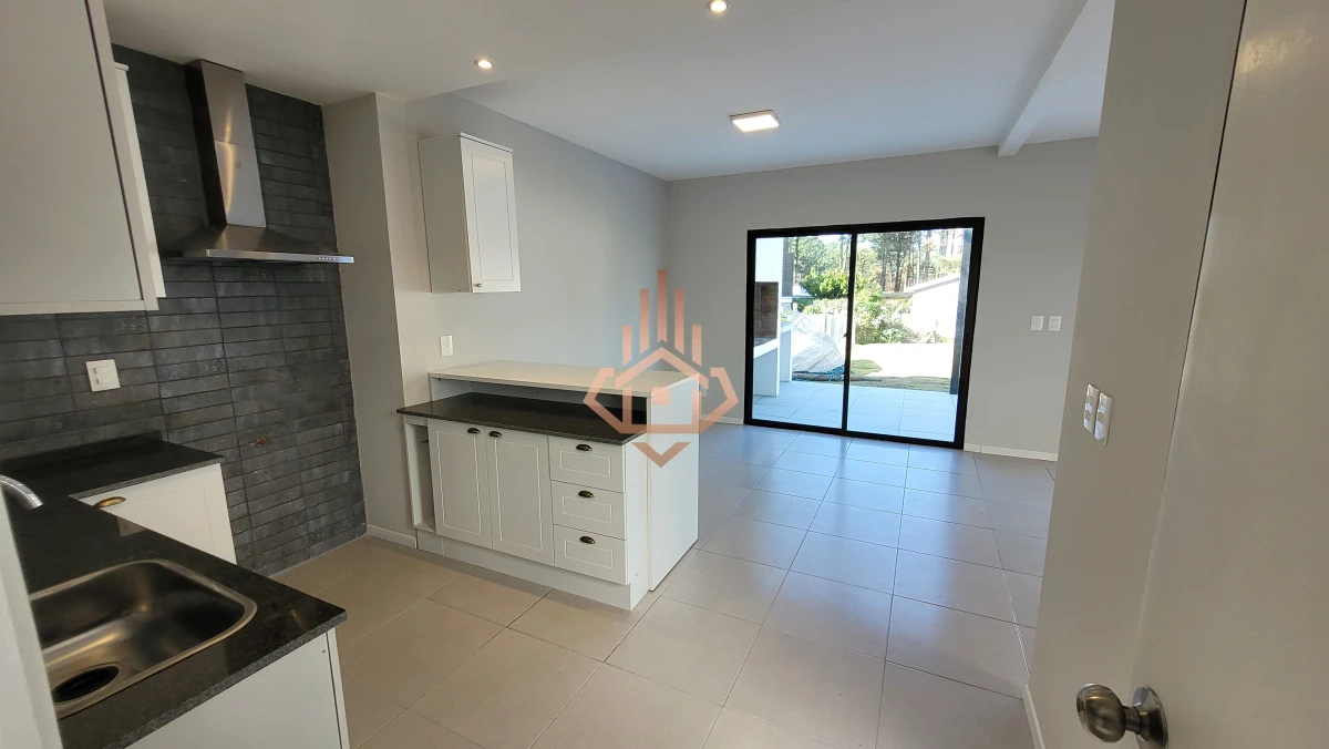 Venta Casa en pozo en barrio Burnett. Punta del Este C.Tradicional