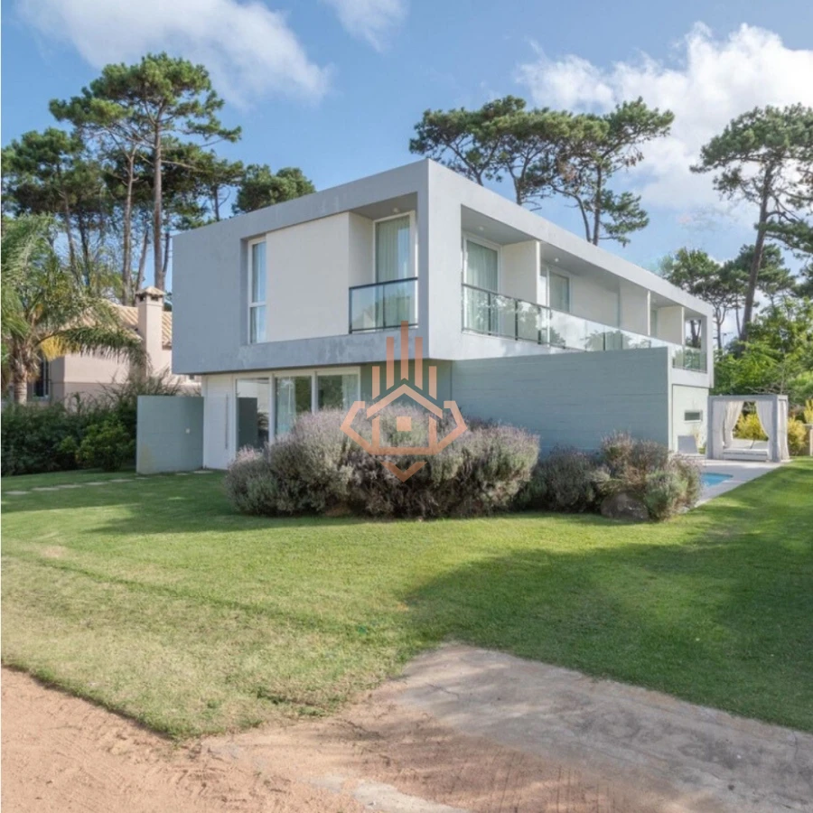 Venta Casa en Barrio Privado en playa mansa, 5 suites, piscina, losa radiante.