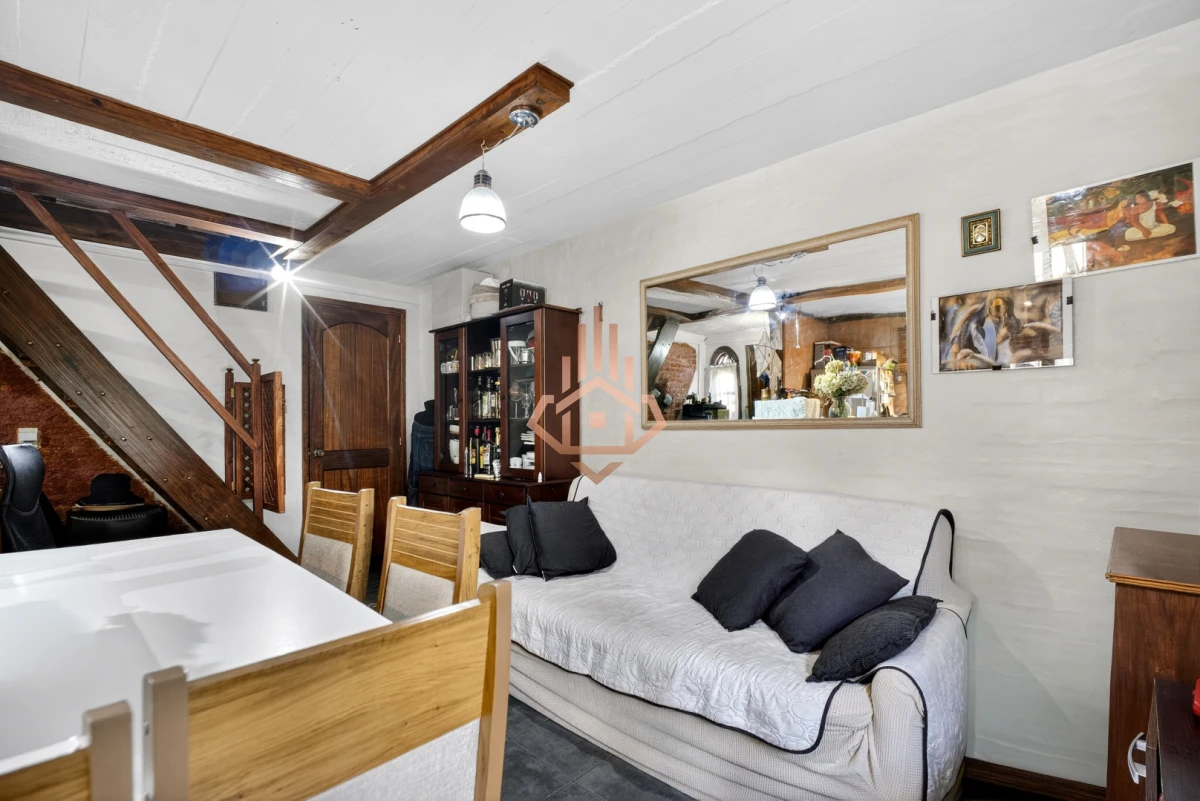 Casa En Venta De 5 Dormitorios , Dependencia