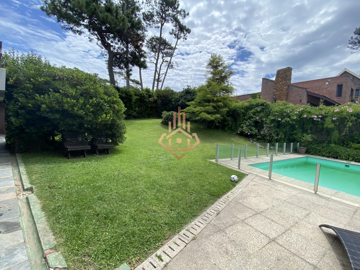 Casa, Venta 4 dormitorios mas dependencia, 2 master suite, Piscina, 1 cuadra de la playa Masa, Punta del Este.