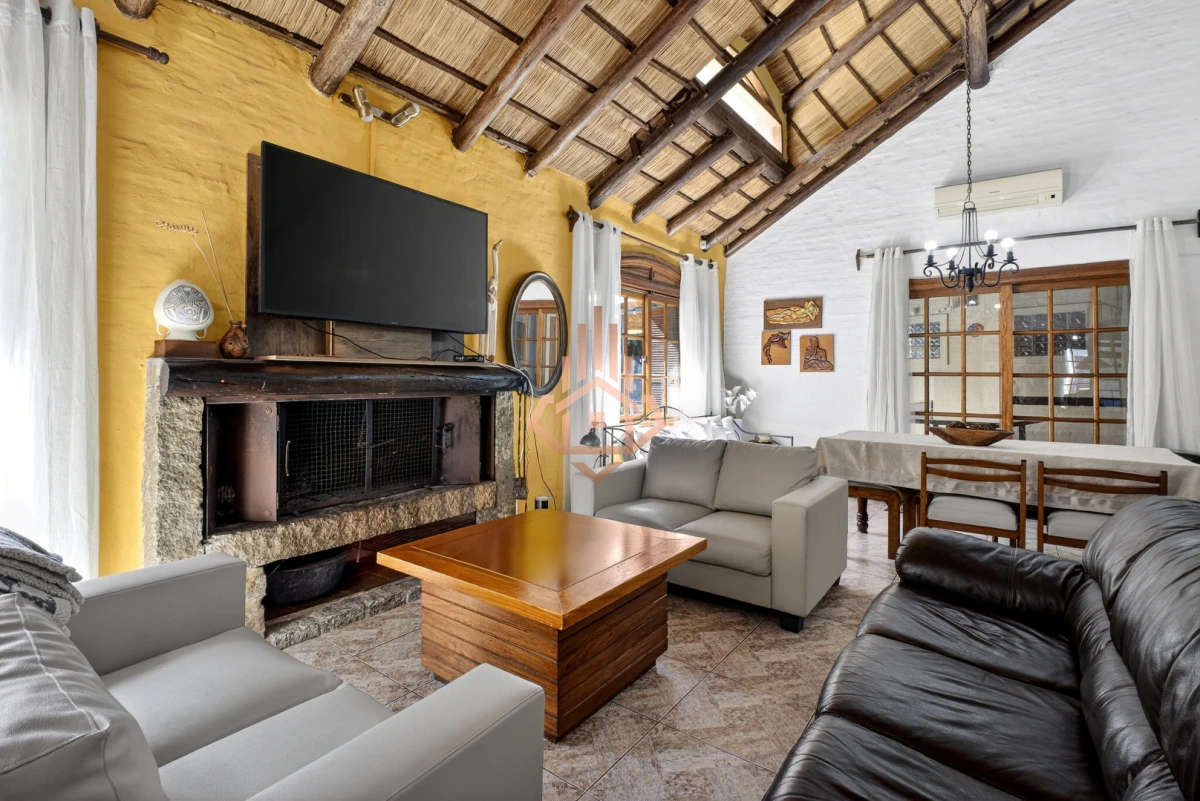 Casa En Venta De 5 Dormitorios , Dependencia