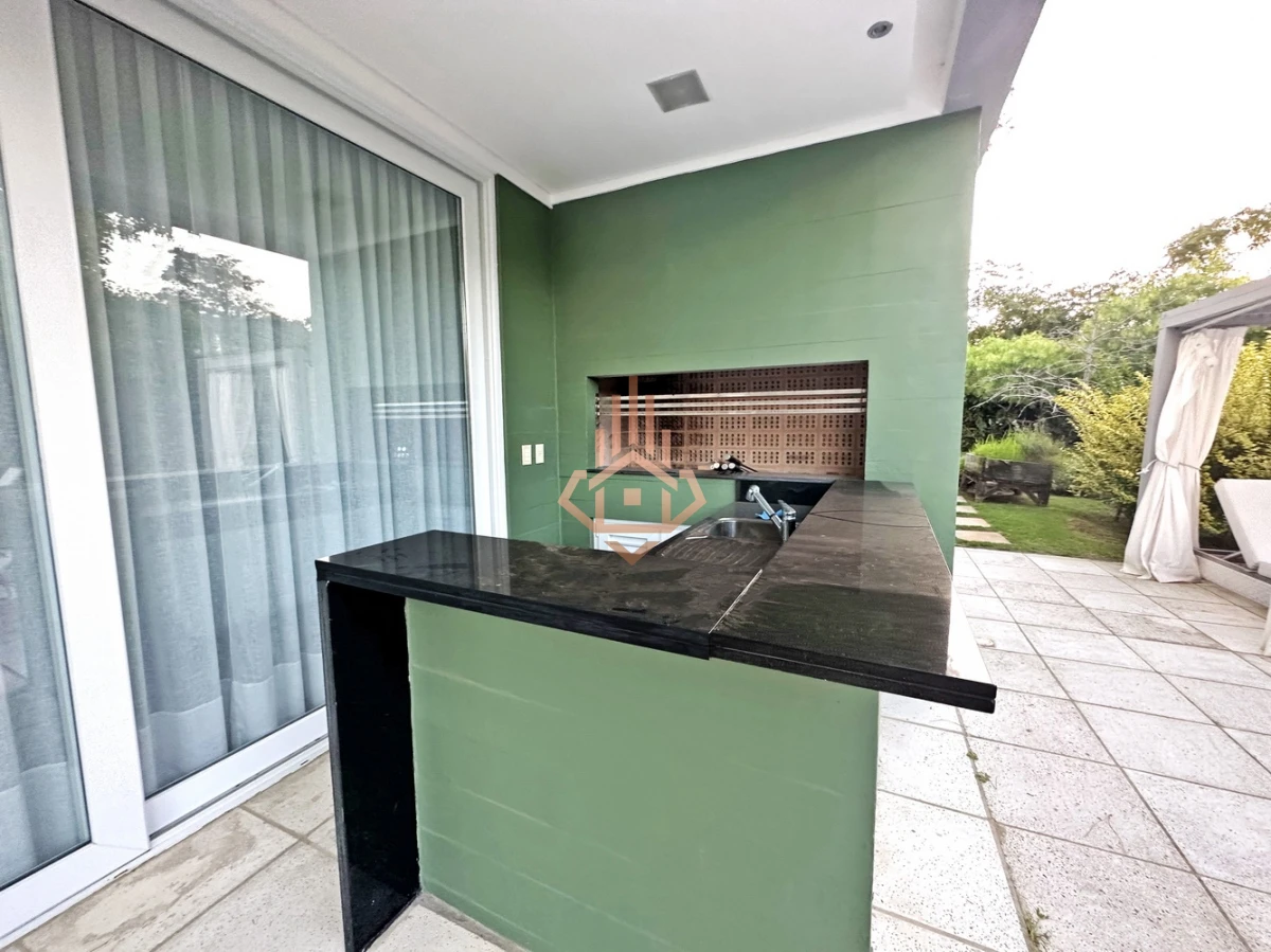 Venta Casa en Barrio Privado en playa mansa, 5 suites, piscina, losa radiante.