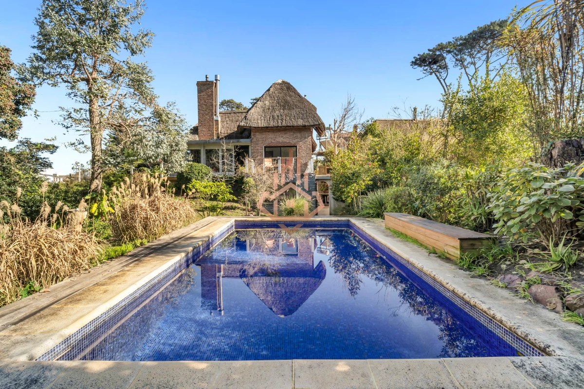 Casa en Venta en Playa Mansa P33 con 4 dormitorios (3 en suite) y 4 baños, Piscina y gran terreno a escasos 50mts del mar.