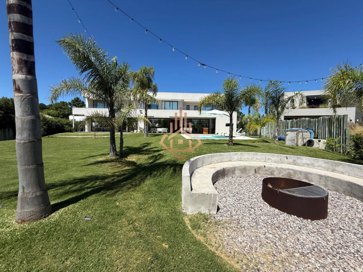 Venta de Espectacular Casa de 4 Dormitorios en Viñedos de la Tahona