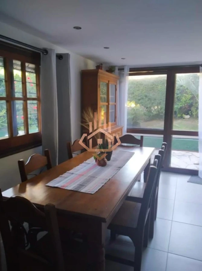 Casa en Pinares - 4 dormitorios y dependencia