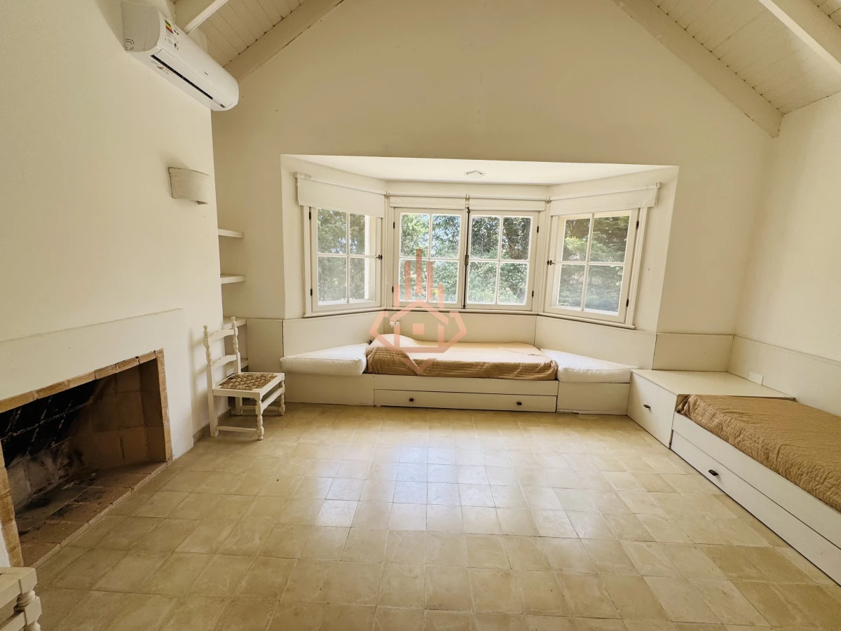 Venta casa en Barrio Privado de 5 dormitorios.